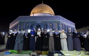 Figure 1A: Muslim sisters prayer the 20 raka`ah prayer of Tarawih in the Holy Land (Eng. Jerusalem).